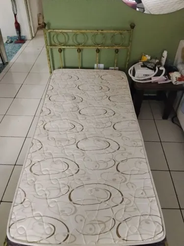 Cama solteiro/colchão R$ 150