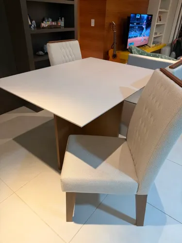 Mesa com 3 cadeiras 