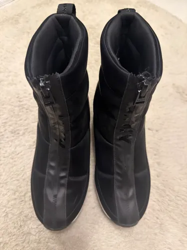 Botas importadas, marca DKNY. Trazidas de NYC.