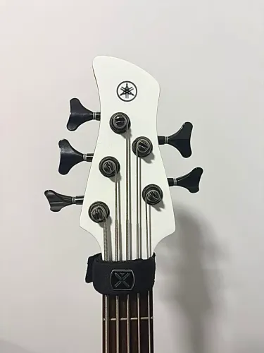 Baixo 5 cordas Yamaha Trbx305