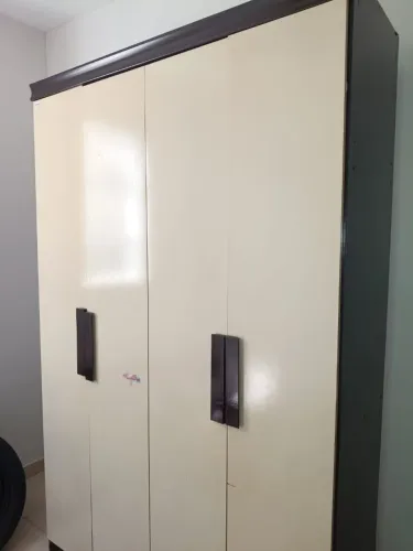 Guarda roupa com espelho pó dentro 