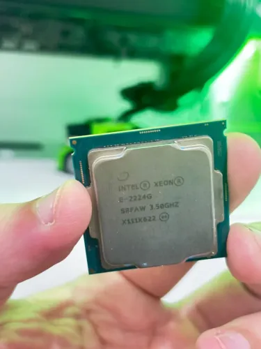 Processador Intel Xeon E-2224G - 4 núcleos, 4 threads, 3.5 GHz, turbo até 4.7 GHz.