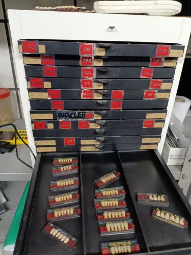 Armário para 500 placas de dentes protetico