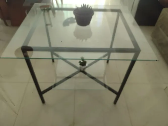 Mesa de vidro e metal 