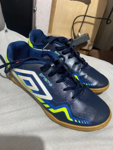 Vendo chuteira Umbro menino