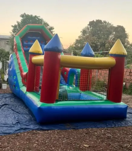 Tobogã inflável, escorrega com casinha de bolinha 