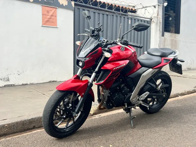 Moto impecável