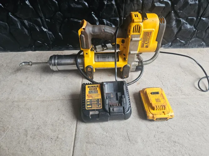 Engraxadeira dewalt DCGG571 20V 