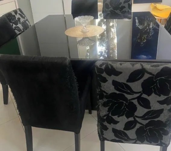 Mesa de jantar com tampo de vidro bisotê. 1,5 m x 1,5 m. Com 8 cadeiras