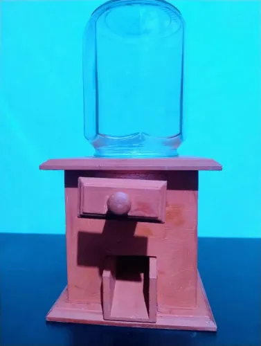 Dispensador de doces artesanal em madeira com um pote de vidro