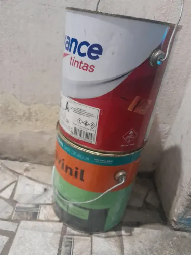 Tintas vermelha e cinza 