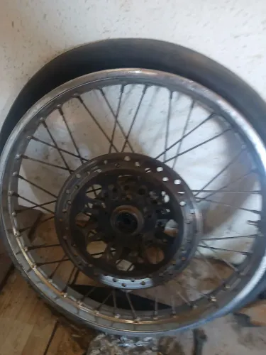 Roda dianteira com o disco da cg titan 