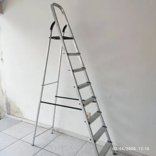 Vende-se escada de alumínio com oito degraus!