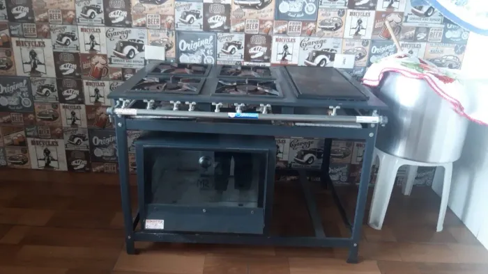 Fogão Industrial 4 Bocas 30x30 P5 com Chapa e Forno Leona