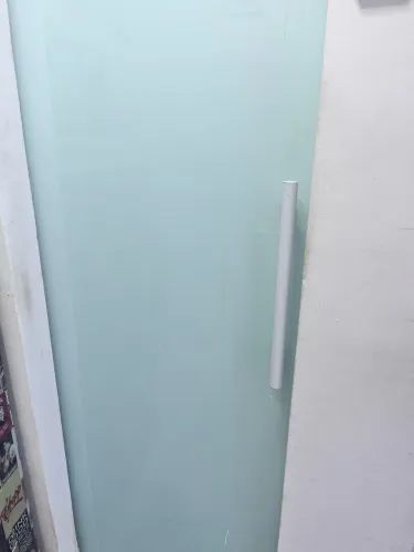 Porta de correr em vidro temperado com puxador