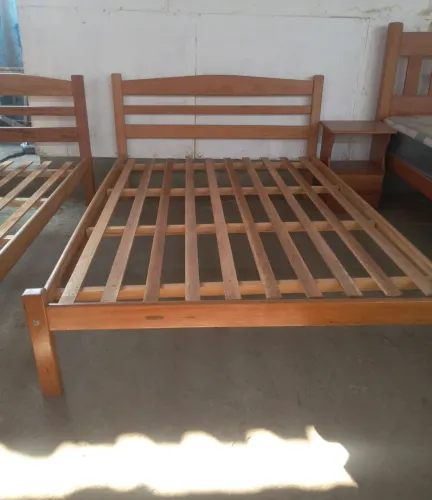 Cama casal de madeira