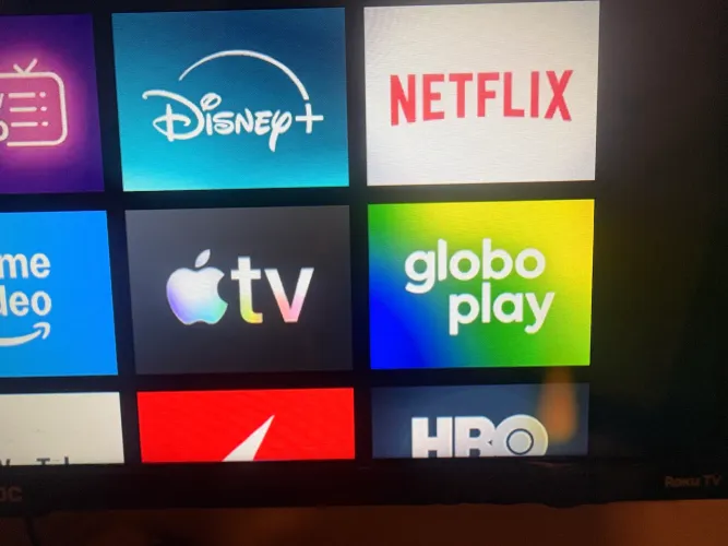 Tv com marcas de uso na borda
