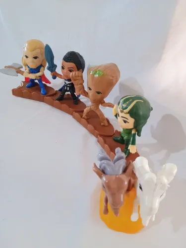 Miniaturas dos personagens do filme Thor amor e trovão 