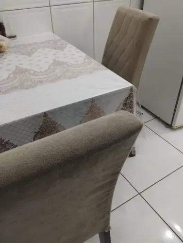 Vendo mesa de jantar com 4 cadeiras