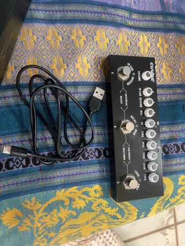 Pedaleira cube baby cuvave guitarra.