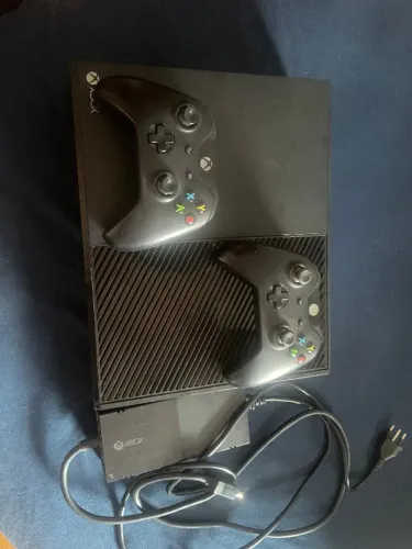 Xbox One 1TB com 2 controles