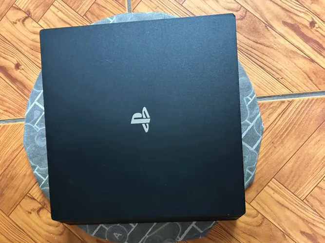 Playstation 4 1TB em Excelente Estado - Pronto para Jogar!
