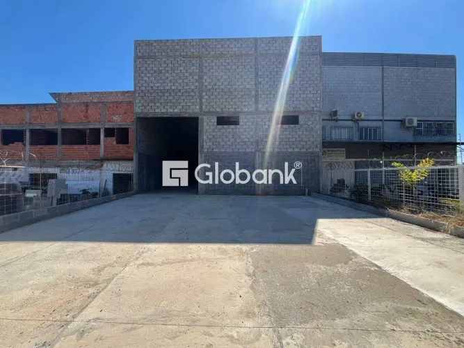 Galpão à venda em Mangues com 300m².
