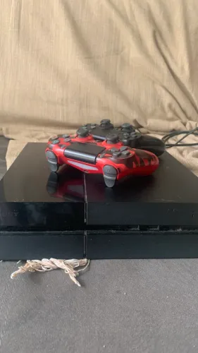 PS4 Fat 1TB, 2 controles, jogos e cabos. Ótimo estado. Vendo ou troco por iPhone.
