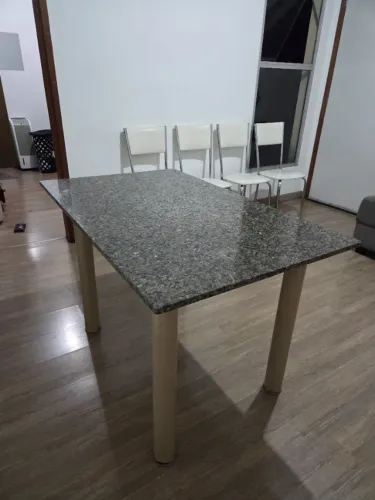 Mesa de jantar retangular com tampo de granito