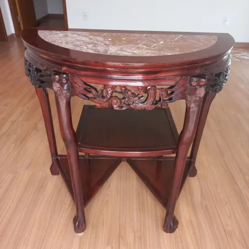 Mesa de entrada meia lua cereja tampo de mármore rosa estilo oriental