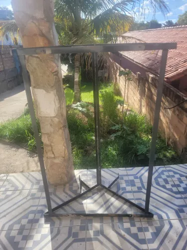 Suporte para escadas em capotas de veículos