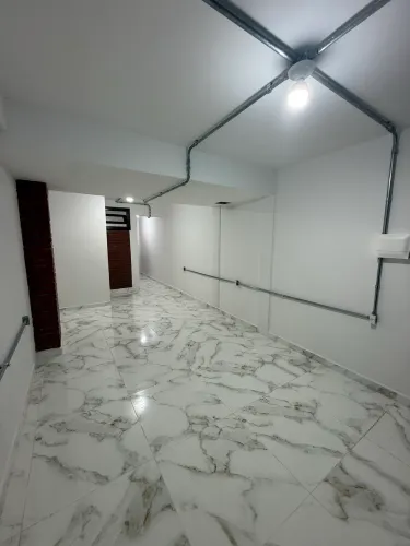 Aluga-se sala no Vilage - impecável