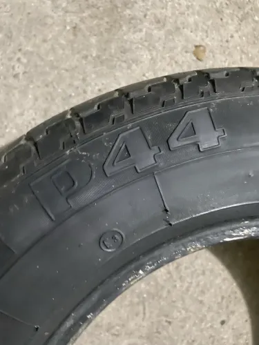 Vendo pneus antigos p44 .. Não serve pra rodar