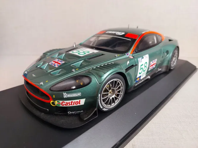 Aston Martin - AutoArt 1/24 - Aceito troca