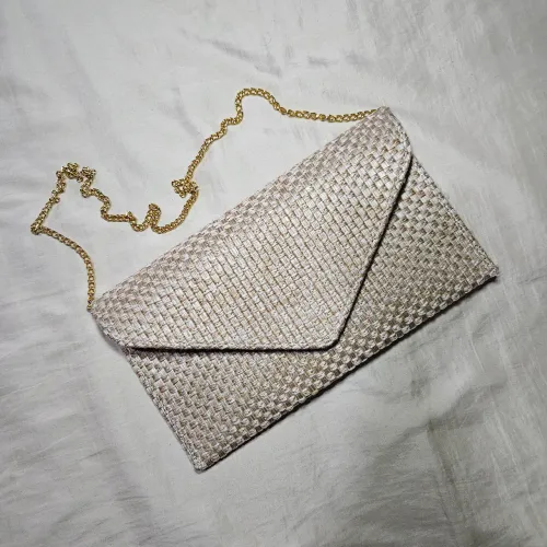Quase doação - Bolsa envelope de palha com alça corrente