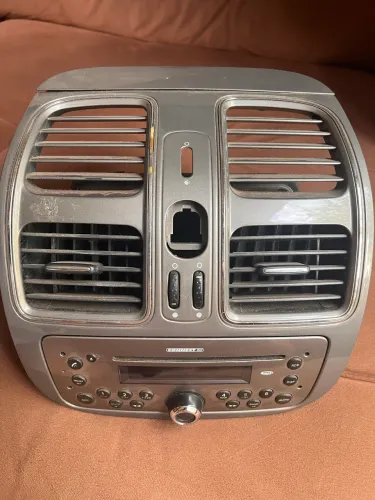 Painel central Fiat siena/Palio contendo radio original.
