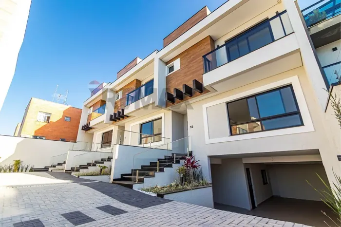 Casa Duplex com subsolo em condomínio fechado no bairro Uberaba, Curitiba. PR