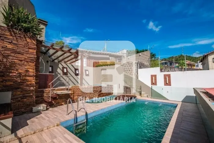 Casa de 4 dormitórios na Agronômica