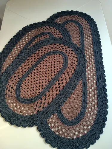 Jogo de tapetes com passadeira de crochê