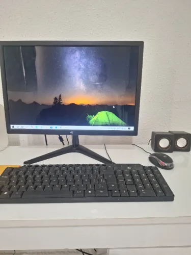 1 computador completo semi novo. Preço 800 reais. Funcionando normalmente.