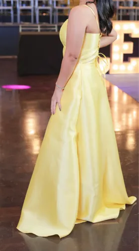 Vestido amarelo manteiga