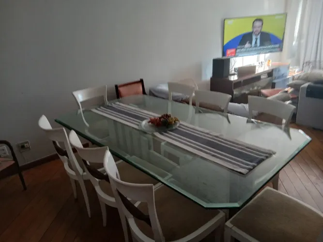 Mesa de blindex com 8 cadeiras em excelente estado , e 1 aparador do conjunto