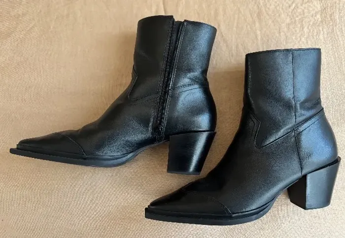 Bota Preta Couro Cano Curto Western - Arezzo - Tamanho 38 (Usado)