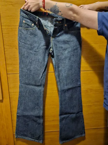 Calça Levis tamanho 28