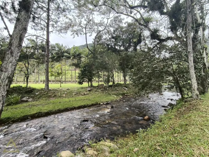 Era uma vez, um Lindo Sítio, localizado no Centrinho da localidade de Gaspar Alto, com fác
