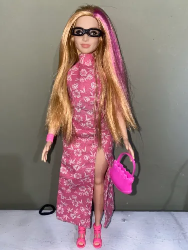 Barbie cabelo longo e mechas roxas e vestido rosa