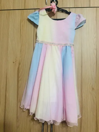 Vestido princesa arco-íris com tiara.