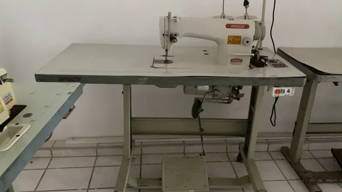 Máquina de costura Bruce