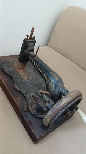 Maquina de costura antiga portátil manual