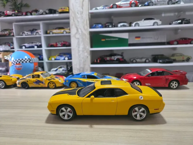 Miniatura 1.18 Dodge Challenger SRT highway 61